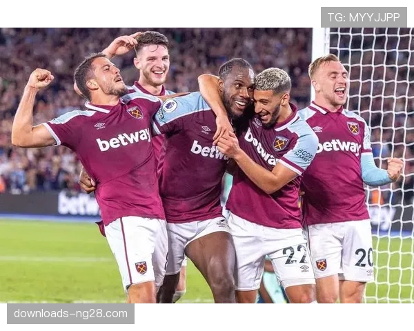 特写：西汉姆联队长祖马在比赛中不断手势指挥队友切换防守站位